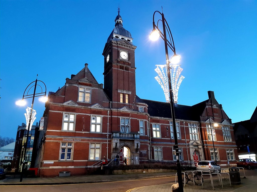 Swindon Town Hall © Steve Daniels cc-by-sa/2.0 :: Geograph Britain and ...