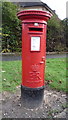 TA1431 : Elizabeth II postbox on Staveley Road, Hull by JThomas