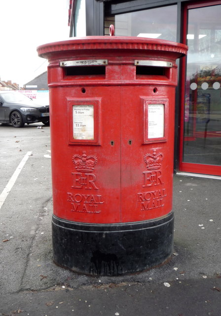 Double aperture Elizabeth II postbox on Holderness Road, Hull