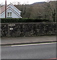 SO2316 : A40 marker on a Glangrwyney wall, Powys by Jaggery