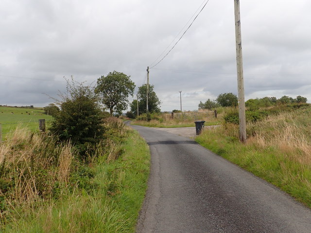 Private road leading South from the... © Eric Jones cc-by-sa/2.0 ...