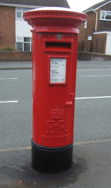 Elizabeth II postbox on The Straits, Dudley