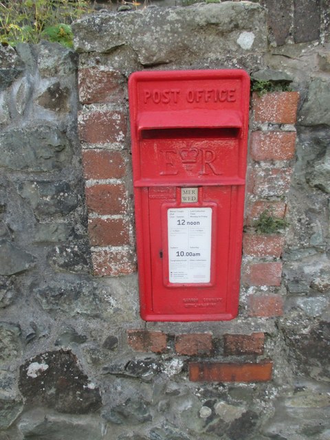 Elizabeth II post box, Minffordd