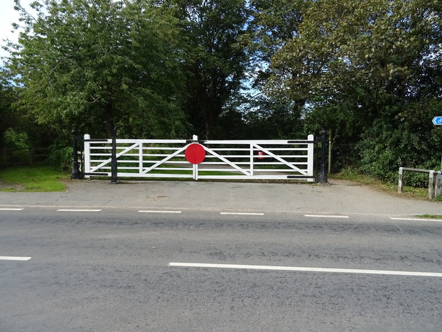 Level Crossing Gates On Hadlow Road C Jthomas Geograph Britain And Ireland