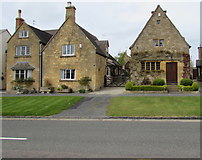 SP1037 : Houses on the north side of High Street, Broadway, Worcestershire by Jaggery