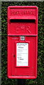 TA0143 : Close up, Elizabeth II postbox on Old Road, Leconfield by JThomas