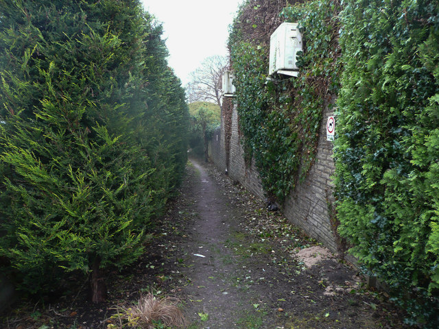 Footpath from Rydings Avenue to Halifax Road