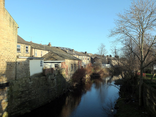 River Colne, Milnsbridge © habiloid :: Geograph Britain and Ireland