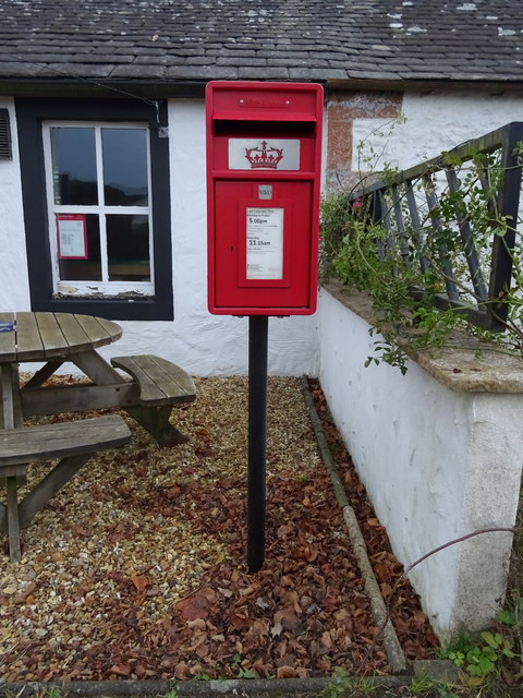 Elizabethan postbox on the B724,... © JThomas :: Geograph Britain and ...