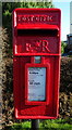 TA2242 : Close up, Elizabeth II postbox on Main Road, Great Cowden by JThomas