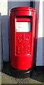TA1934 : Elizabeth II postbox on Main Road, Sproatley by JThomas