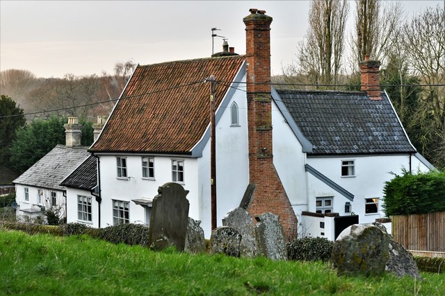 Redenhall: Dwellings in High Road including Yew Tree Cottage