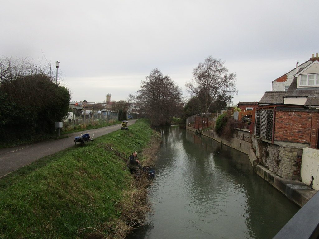 Fishing in the River Witham, Grantham © Jonathan Thacker cc-by-sa/2.0 :: Geograph Britain and