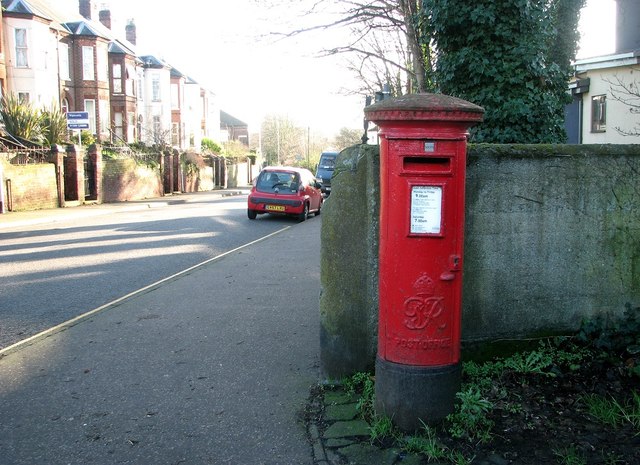 George VI pillarbox by the entrance to Wensum Park