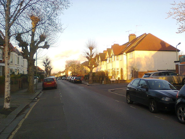Grove Avenue, Finchley