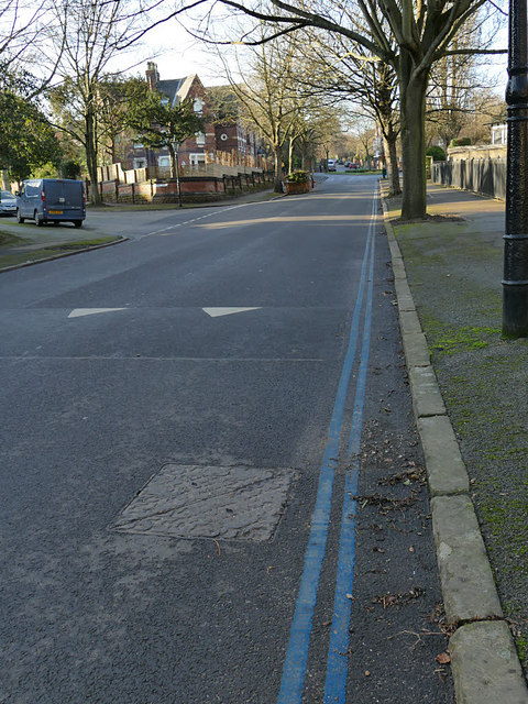 double-blue-lines-peveril-drive-stephen-craven-cc-by-sa-2-0