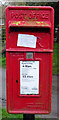 TA3520 : Elizabeth II postbox on Skeffling Road, Weeton by JThomas