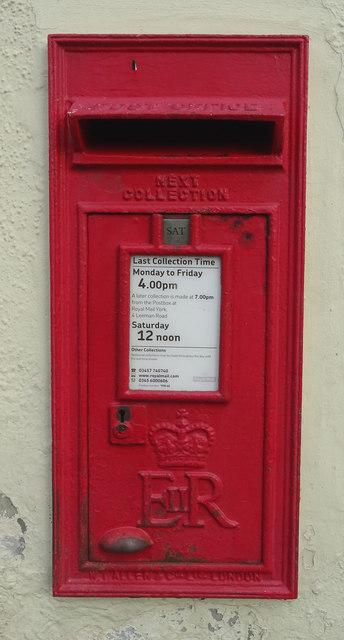 Elizabeth II postbox on Thorpe Lane, Cawood