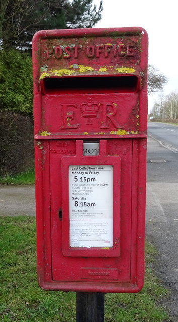 Elizabeth II postbox on Leeds Road, Selby