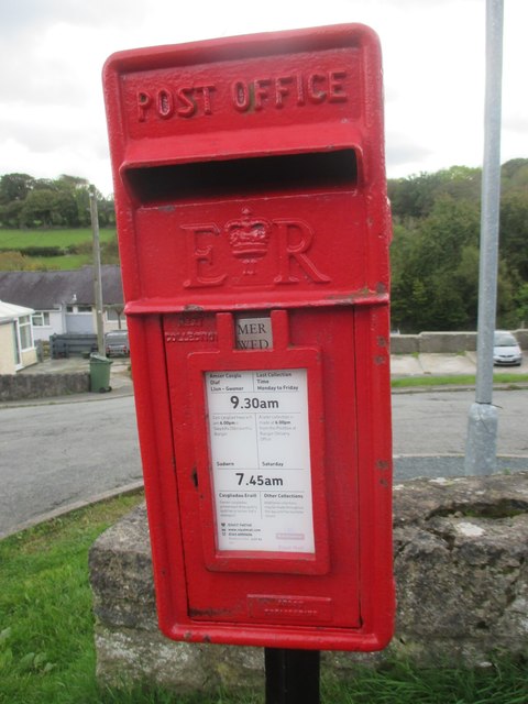 Elizabeth II post box on Ffordd Tanrhiw, Tregarth