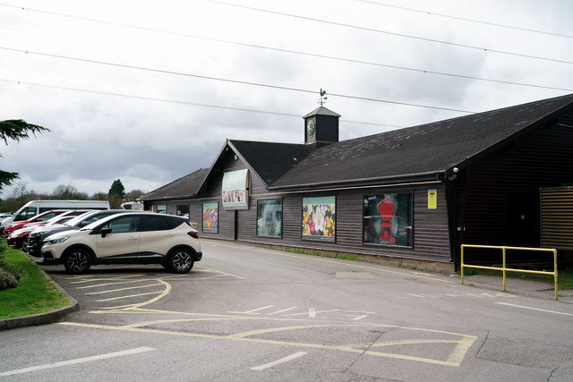 chessington-garden-centre-peter-trimming-cc-by-sa-2-0-geograph