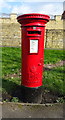 Elizabeth II postbox on North Road, Ravensthorpe