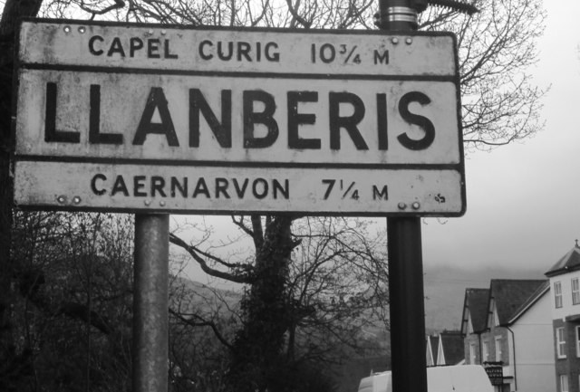 Arwydd pentref Llanberis / Llanberis village sign