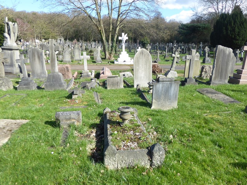 Putney Vale Cemetery © Marathon cc-by-sa/2.0 :: Geograph Britain and ...