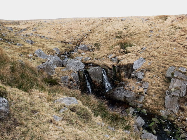 Sgwt ar Afon Aman Fawr / A waterfall on Afon Aman Fawr