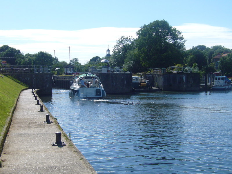 Boat Entering Sunbury Lock © Sean Davis cc-by-sa/2.0 :: Geograph ...