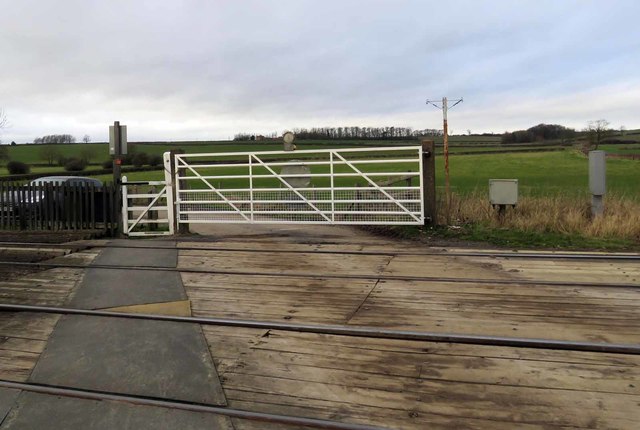 New gate at Wyfordby level crossing north side