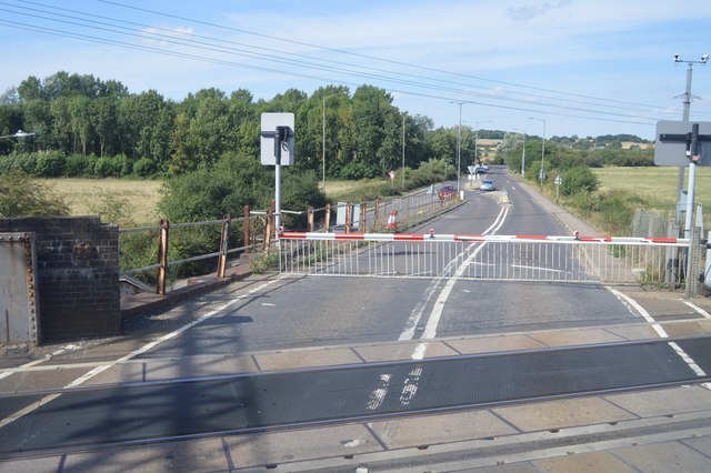 Level crossing, A137 © N Chadwick cc-by-sa/2.0 :: Geograph Britain and ...