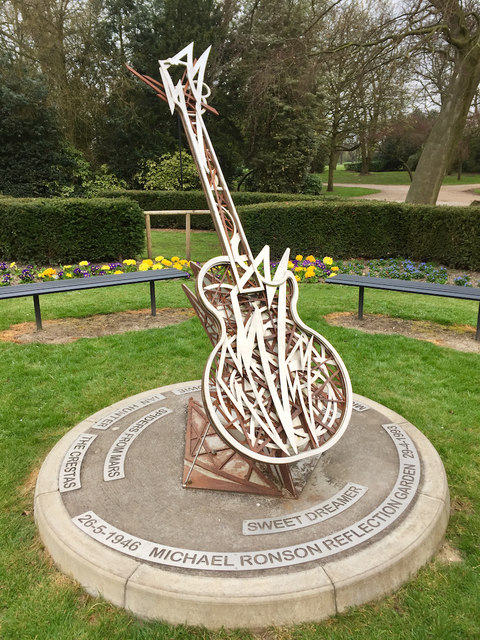 Mick Ronson memorial, Hull