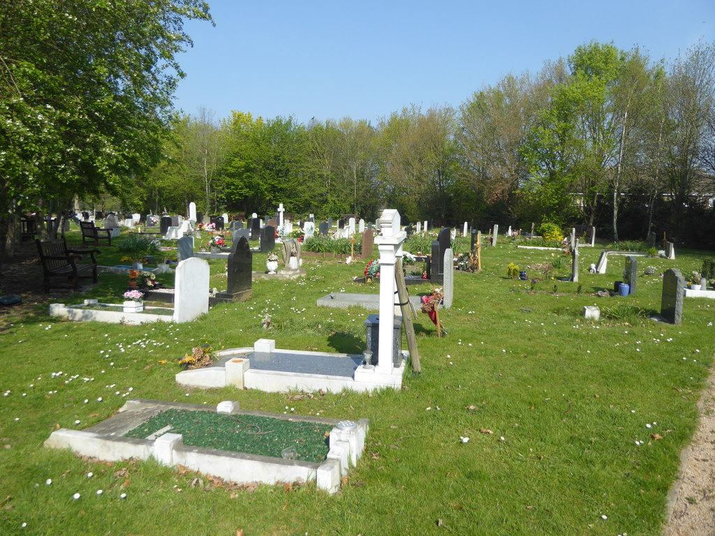 Hillview Cemetery © Marathon Cc-by-sa 2.0 :: Geograph Britain And Ireland