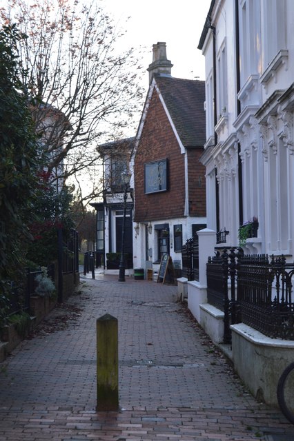 The Grove Tavern © N Chadwick cc-by-sa/2.0 :: Geograph Britain and Ireland