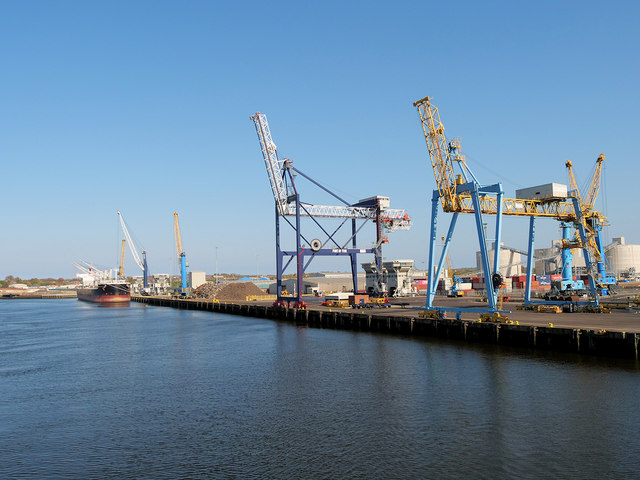 Cranes on Sutherland Quay, Port of Tyne © David Dixon :: Geograph ...