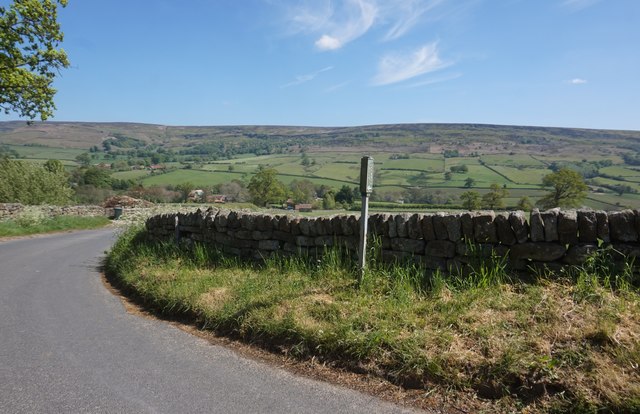 Footpath marker on Daleside Road © Ian S cc-by-sa/2.0 :: Geograph ...