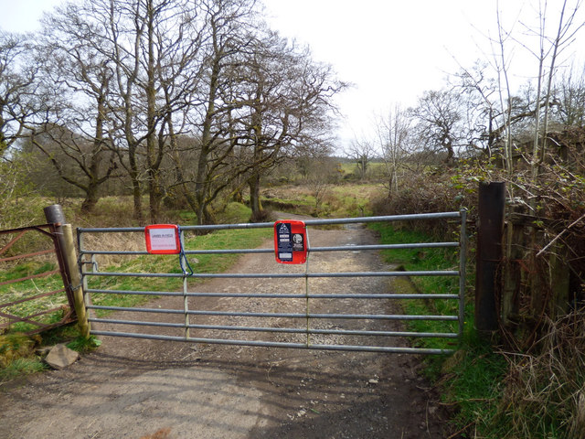 Gate at Everton Farm road