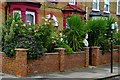 Tottenham : front garden with bust, Antill Road