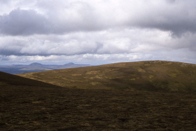 Summit plateau of Beinn Dhorain with view towards Ben Uarie