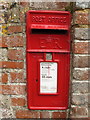 SU7290 : EIIR wall postbox by Pishill farmhouse by David Hawgood