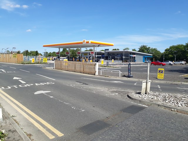 petrol-filling-station-sandy-lane-graham-robson-cc-by-sa-2-0