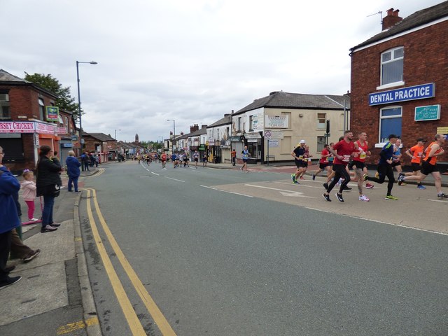 Dr Ron Hyde 7 Mile Race 2019: Early runners on Market Street