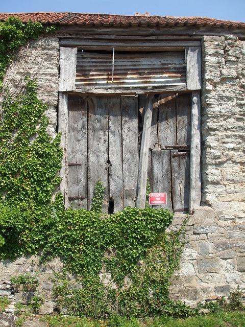 A barn on Main Road © Neil Owen :: Geograph Britain and Ireland