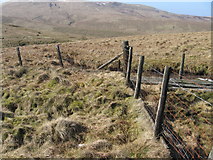 NS6605 : Fence junction near Magheuchan Rig by Chris Wimbush