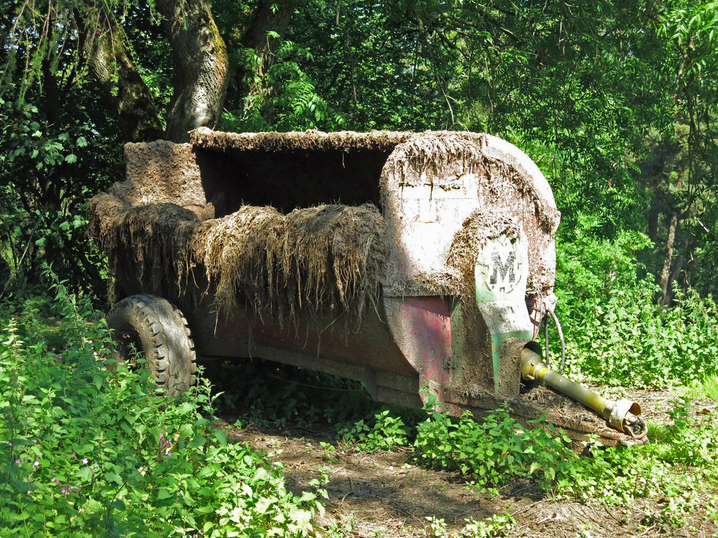 a-slightly-mucky-muck-spreader-mike-quinn-cc-by-sa-2-0-geograph