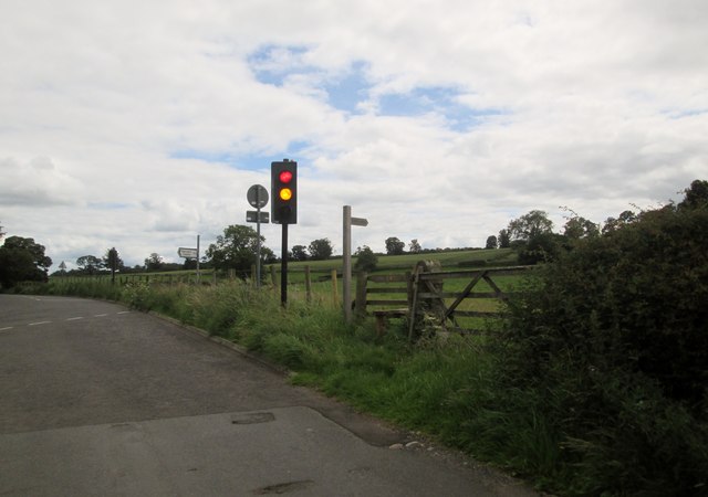 Abbey  Bridge  traffic  light  and  footpath  fingerpost
