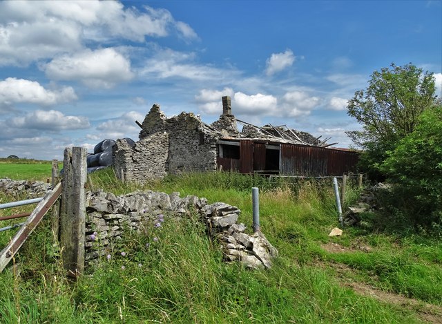Ruined farm or farm building by Bare Jarnett Road