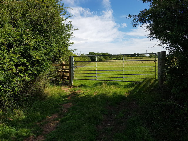 Stile and field gate, Elmbridge Green road