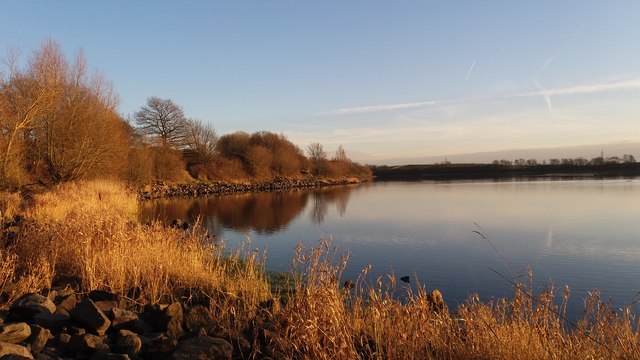 Winter colours at Ardsley Reservoir, Tingley, West Yorkshire